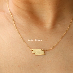 Collana con ciondolo dello Stato del Nebraska, placcata in oro e spazzolata. Mostra il tuo orgoglio per i Cornhusker con grazia. Gioielli minimalisti. Collana da damigella d&#39;onore.