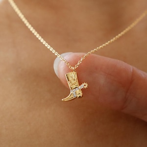 Collier botte western par Isla Flora, bottes de cowgirl ornées de zirconiums, style country, ambiance rodéo, cadeau demoiselle d'honneur