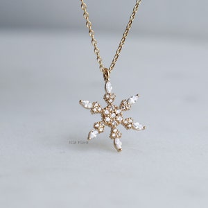 Schöne Schneeflocke Anhänger Halskette, niedlichen Winter Schmuck, CZ Sparkle Gold Dip Schnee zierliche überzogene Kette, Minimalist, Brautjungfer ihr Geschenk
