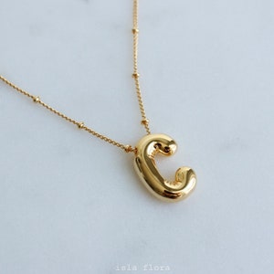Colar grande e robusto com letra C, corrente de satélite banhada a ouro, pingente de alfabeto de balão de bolhas, joias pessoais, presente fofo para melhor amiga de madrinha