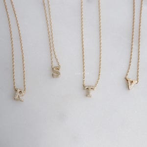 Delicado collar con inicial de letra, bañado en oro de 18 quilates, con un pequeño colgante de R, S, T y V, joyería personal, un bonito regalo para tu mejor amiga.