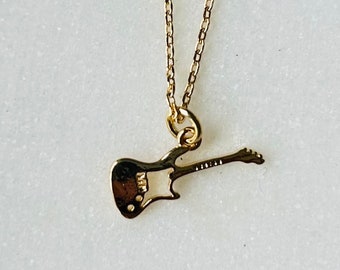 14k Gold getauchte Gitarren-Anhänger-Halskette, Melodie in Gold, feiner, zarter, minimalistischer Schmuck, zierliches Halsketten-Charm-Geschenk