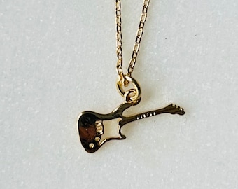 14k Gold getauchte Gitarren-Anhänger-Halskette, Melodie in Gold, feiner, zarter, minimalistischer Schmuck, zierliches Halsketten-Charm-Geschenk