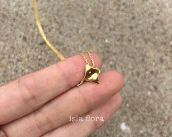 Simple Stingray Charm Pendant Necklace, Aesthetic Manta, Gold, Silver Plated Dainty Minimalist, Boho Jewelry, Ocean, Seaside Bridesmaid Gift