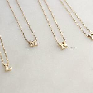 Delicado collar con inicial de letra, bañado en oro de 18 quilates, con colgante de bloque pequeño cepillado L M N P, joya personal, bonito regalo para dama de honor y mejor amiga.