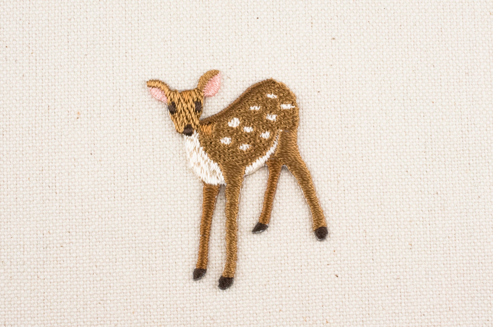 Bügelbild REH Bambi Mit Schmetterling - Gestickter Aufnäher 7x9,8cm Für Kleidung & Textilien