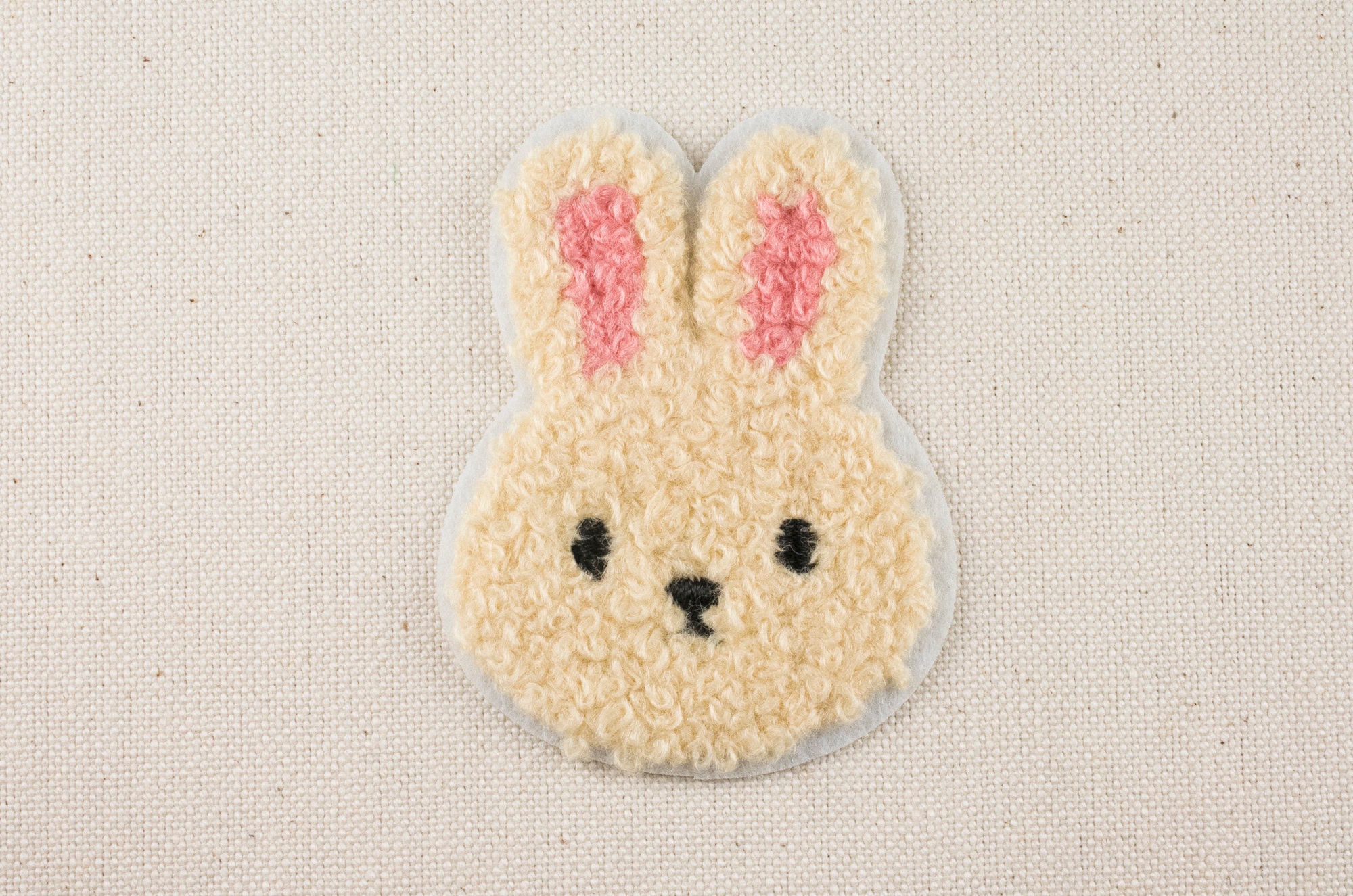 ふわふわうさぎのアイロン接着ワッペン：刺繍アップリケ、日本の動物