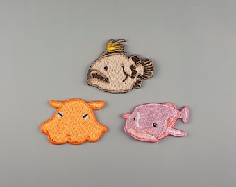 Pesce di mare profondo Ricamo termoadesivo su toppa Applicazione decorativa Distintivo ricamato fai-da-te Emblema animale Giappone per borsa Giacca rana pescatrice Flapjack