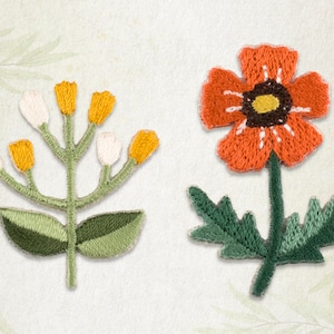 Könnte beinhalten: Zwei gestickte Blumenaufnäher. Einer zeigt eine Ansammlung gelber und weißer Knospen auf einem grünen Stiel. Der andere ist eine orangefarbene Mohnblume mit dunkler Mitte und weißen Nähten auf einem grünen Stiel mit Blättern. Der Hintergrund ist hell und strukturiert.