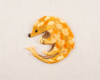 Pangolin Iron on Patch Embroidery Decorative applique DIY Embroidered Badge Animal Bird Emblem Japan For Bag Jacket