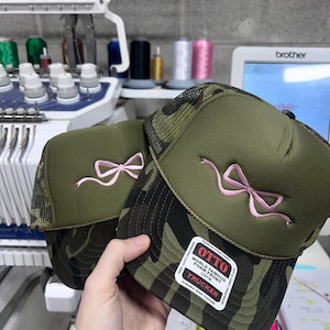 Camo geborduurde striktruckerhoed voor dames - aanpasbare kleur