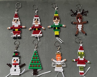 Digitale download met patronen voor sleutelhangers met kerstfiguren van kralen.