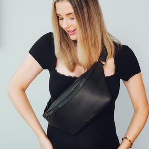 Riñonera de cuero con billetera extraíble, riñonera, bolso de cadera, bolso de cinturón, bolso de cintura, tamaño grande disponible en negro con herrajes dorados.