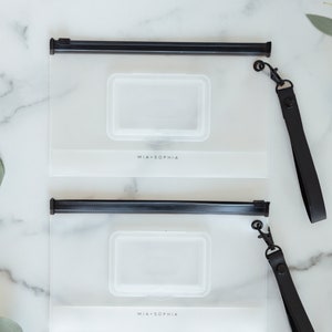 Soporte para toallitas húmedas para bebés - Juego de 2. Incluye muñequera desmontable. Diseño moderno. Mantiene las toallitas húmedas por más tiempo.