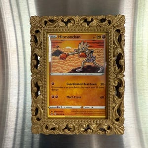 Marco dorado ornamentado: expositor de cartas Pokémon, imán para nevera y decoración de pared