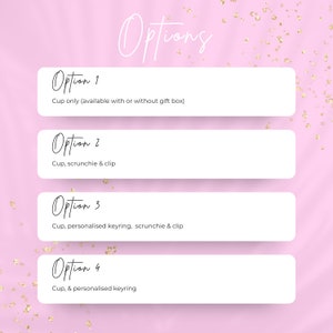Pu&ograve; includere: Una grafica rosa con accenti di coriandoli dorati che elenca quattro opzioni di prodotto. Opzione 1: Solo tazza (disponibile con o senza confezione regalo). Opzione 2: Tazza, elastico per capelli e clip. Opzione 3: Tazza, portachiavi personalizzato, elastico e clip. Opzione 4: Tazza e portachiavi personalizzato.
