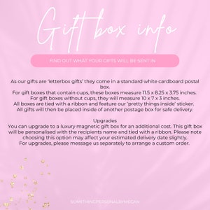 Pu&ograve; includere: Un grafico informativo rosa intitolato Gift box info. Specifica che i regali arrivano in scatole di cartone bianco che misurano 29,2 x 21 x 9,5 cm o 25,4 x 17,8 x 7,6 cm, legate con un nastro e un adesivo. Menziona anche scatole regalo magnetiche di lusso.