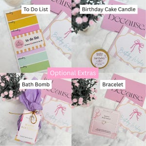 Pu&ograve; includere: Un set regalo composto da un blocco note per le cose da fare multicolore, una candela rotonda profumata alla torta di compleanno, una bomba da bagno avvolta in viola con etichetta e un braccialetto su cartoncino, con biglietti d'auguri a righe rosa e bianche.