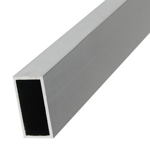 Op de afbeelding: Een rechthoekige aluminium buis in zilver met een geborstelde afwerking.