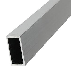 Op de afbeelding: Een rechthoekige aluminium buis in zilver met een geborstelde afwerking.