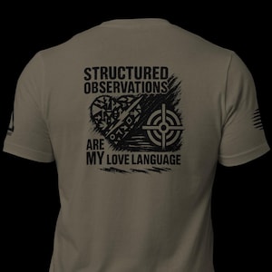 Könnte beinhalten: Ein Set aus drei Keramikbechern mit gesprenkelter, matter Oberfläche. Die Becher sind in Creme-, Hellbraun- und Dunkelbrauntönen gehalten. Jeder Becher hat ein schlichtes, minimalistisches Design.