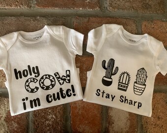 Sainte vache Je suis mignon et Stay Sharp onesies