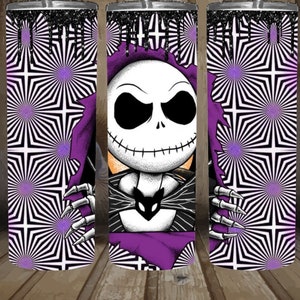 Pu&ograve; includere: Un motivo a spirale bianco e nero su uno sfondo viola. Un personaggio dei cartoni animati con un viso bianco e occhi neri sta sbirciando dal motivo. Il personaggio indossa un abito a righe bianco e nero e un cappuccio viola.