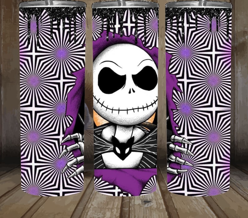 Pu&ograve; includere: Un motivo a spirale bianco e nero su uno sfondo viola. Un personaggio dei cartoni animati con un viso bianco e occhi neri sta sbirciando dal motivo. Il personaggio indossa un abito a righe bianco e nero e un cappuccio viola.