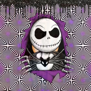 Pu&ograve; includere: Un'illustrazione in bianco e nero di Jack Skellington, il Re Zucca di Nightmare Before Christmas, che spunta da uno sfondo a spirale viola e nero. Indossa il suo caratteristico abito a righe bianche e nere e ha un sorriso malizioso.