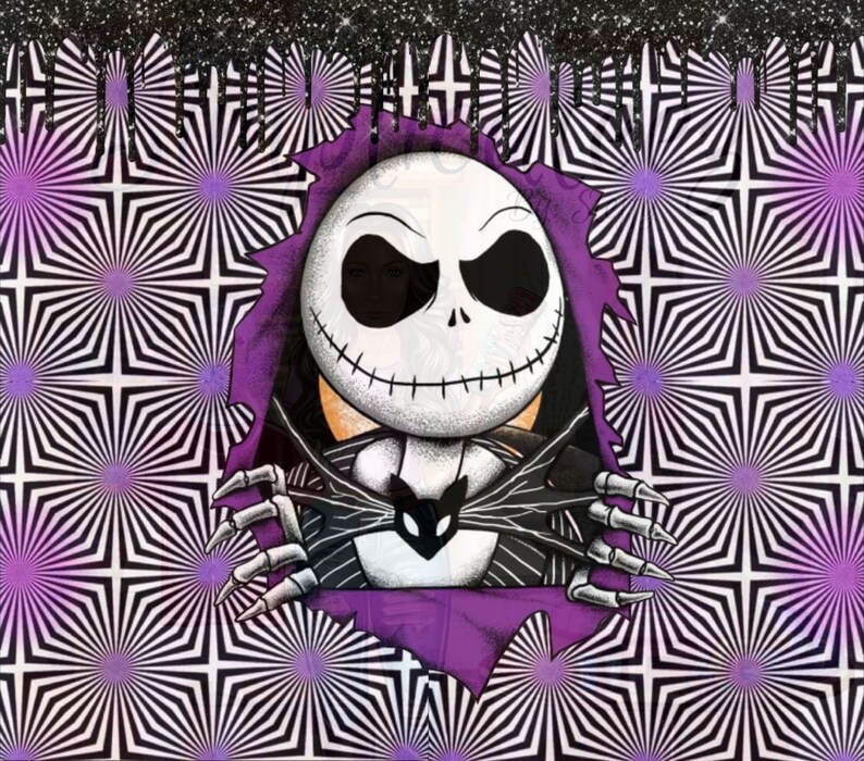 Pu&ograve; includere: Un'illustrazione in bianco e nero di Jack Skellington, il Re Zucca di Nightmare Before Christmas, che spunta da uno sfondo a spirale viola e nero. Indossa il suo caratteristico abito a righe bianche e nere e ha un sorriso malizioso.