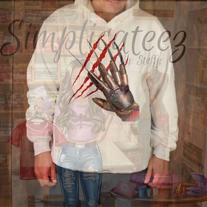 Peut inclure: Sweat à capuche blanc avec un motif de gant de Freddy Krueger et des griffes rouges. Le sweat à capuche porte également l'inscription "Simplicateez By: Steffy". Le motif est imprimé sur le devant.