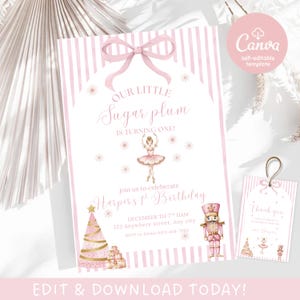 Op de afbeelding: Roze en witte uitnodiging met de tekst "Our Little Sugar Plum is Turning One!" en "Harper's 1st Birthday." Bevat een ballerina-illustratie, een kerstboom en een notenkraker. Een bijpassend bedanklabel is ook inbegrepen.
