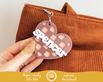 Etiqueta para mochila con corazón a cuadros (archivo SVG para láser), etiqueta inicial para mochila (SVG), etiqueta para mochila de regreso a clases (SVG), etiqueta para bolso infantil (archivo para láser), uso comercial gratuito.