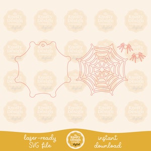 Pu&ograve; includere: Un disegno a linea rossa di una ragnatela con due ragni, una forma di tag vuota e il testo "laser-ready SVG file" e "instant download".