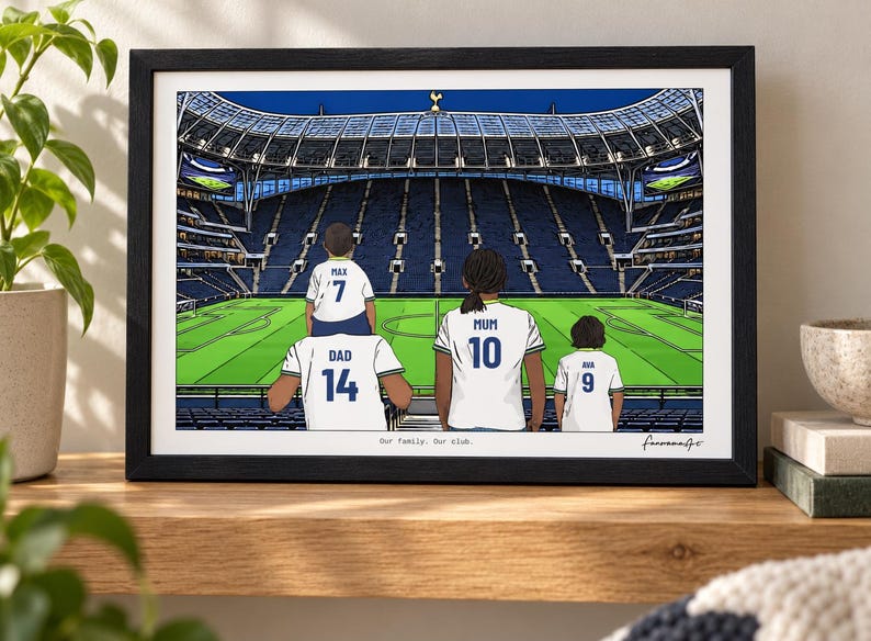Puede incluir: Una ilustraci&oacute;n enmarcada de un estadio de f&uacute;tbol con cuatro personas vistiendo camisetas blancas con nombres y n&uacute;meros en la espalda. El texto "Our family. Our club." est&aacute; impreso en la parte inferior central, con una firma en la esquina inferior derecha.