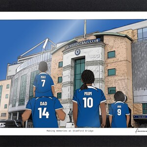 Puede incluir: Una ilustraci&oacute;n digital enmarcada de una familia frente al estadio del Chelsea Football Club. Cuatro figuras visten camisetas azules con nombres y n&uacute;meros en la espalda. El texto "Making memories at Stamford Bridge" aparece en la parte inferior.