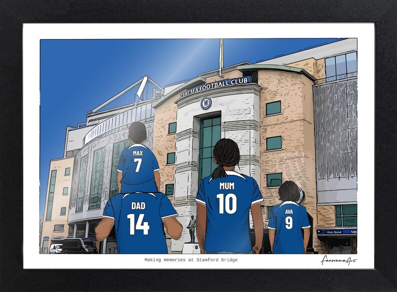 Puede incluir: Una ilustraci&oacute;n digital enmarcada de una familia frente al estadio del Chelsea Football Club. Cuatro figuras visten camisetas azules con nombres y n&uacute;meros en la espalda. El texto "Making memories at Stamford Bridge" aparece en la parte inferior.