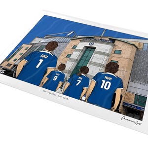 Puede incluir: Una ilustraci&oacute;n digital de cuatro personas con camisetas de f&uacute;tbol azules con ribetes blancos, frente a un estadio. Las camisetas llevan los nombres DAD, LEO, MIA y MUM con los n&uacute;meros 1, 9, 7 y 10. El texto en la parte inferior dice Our family. Our club.
