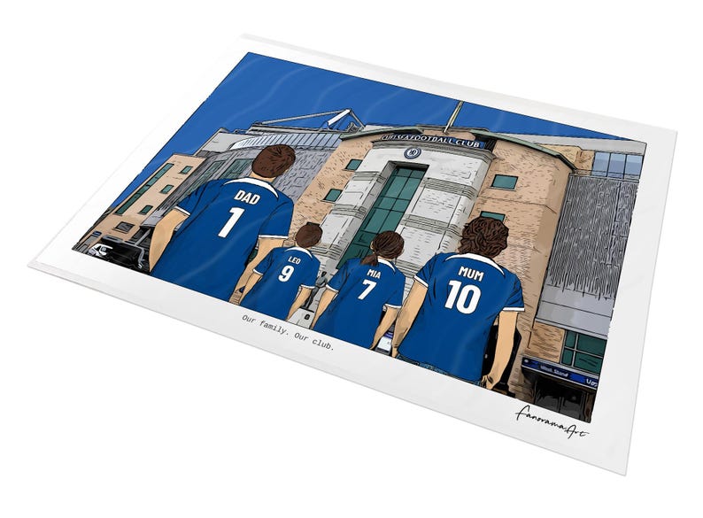 Puede incluir: Una ilustraci&oacute;n digital de cuatro personas con camisetas de f&uacute;tbol azules con ribetes blancos, frente a un estadio. Las camisetas llevan los nombres DAD, LEO, MIA y MUM con los n&uacute;meros 1, 9, 7 y 10. El texto en la parte inferior dice Our family. Our club.
