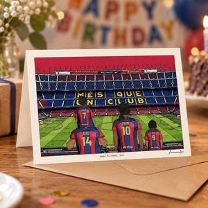 May include: A greeting card featuring an illustration of a family of four wearing red and blue soccer jerseys inside a stadium. The stadium seating displays the text M&Eacute;S QUE UN CLUB. The jerseys have the names DAD, MUM, MAX, and MIA printed on them.