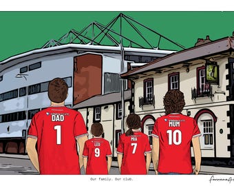 Può includere: Un'illustrazione digitale di quattro persone viste di spalle che indossano maglie rosse con numeri e nomi bianchi: DAD 1, LEO 9, MIA 7 e MUM 10. Si trovano davanti a uno stadio e un edificio. Il testo "Our family. Our club." è in basso.