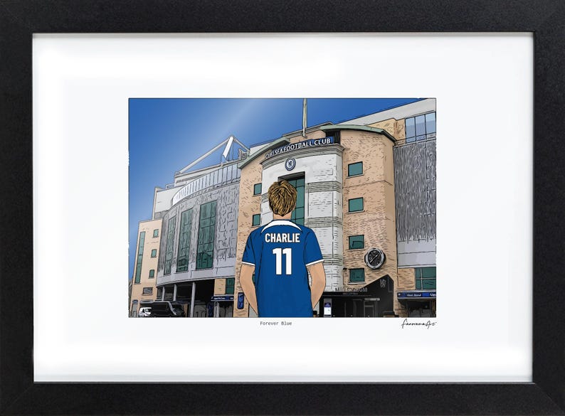 Puede incluir: Una ilustraci&oacute;n enmarcada de una persona con una camiseta de f&uacute;tbol azul con el nombre CHARLIE y el n&uacute;mero 11 en la espalda, frente a un gran estadio con el texto CHELSEA FOOTBALL CLUB y las palabras Forever Blue debajo.