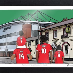 Pu&ograve; includere: Un'illustrazione digitale incorniciata mostra quattro persone viste di spalle, che indossano maglie rosse con nomi e numeri, davanti a uno stadio e a un edificio chiamato The Turf. Il testo in basso recita Making memories at Racecourse Ground.