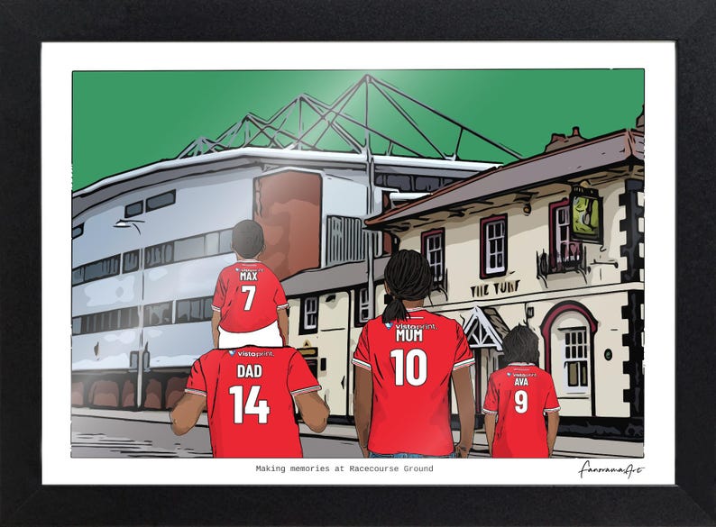 Pu&ograve; includere: Un'illustrazione digitale incorniciata mostra quattro persone viste di spalle, che indossano maglie rosse con nomi e numeri, davanti a uno stadio e a un edificio chiamato The Turf. Il testo in basso recita Making memories at Racecourse Ground.
