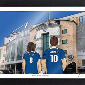 Puede incluir: Una ilustraci&oacute;n digital enmarcada de dos personas con camisetas azules del Chelsea Football Club con los nombres ELLIE y JAMES y los n&uacute;meros 8 y 10 en la espalda, frente al estadio. El texto dice Every match, together.