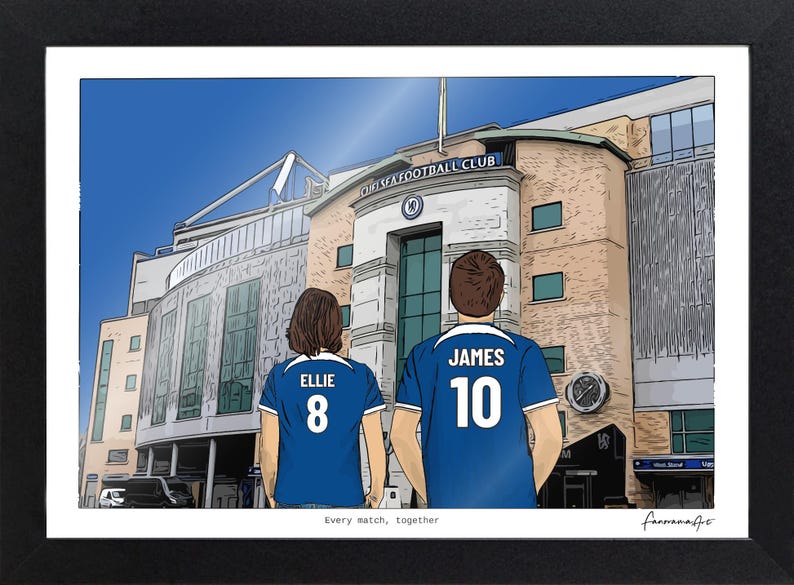 Puede incluir: Una ilustraci&oacute;n digital enmarcada de dos personas con camisetas azules del Chelsea Football Club con los nombres ELLIE y JAMES y los n&uacute;meros 8 y 10 en la espalda, frente al estadio. El texto dice Every match, together.