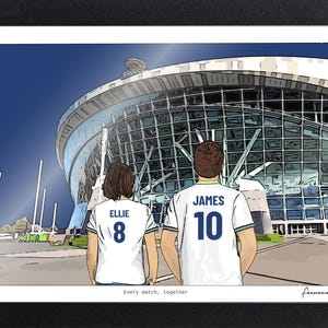 Puede incluir: Una ilustraci&oacute;n digital enmarcada que muestra a dos personas de espaldas, vistiendo camisetas blancas con los nombres Ellie y James y los n&uacute;meros 8 y 10, frente a un gran estadio. El texto Every match, together est&aacute; impreso debajo.