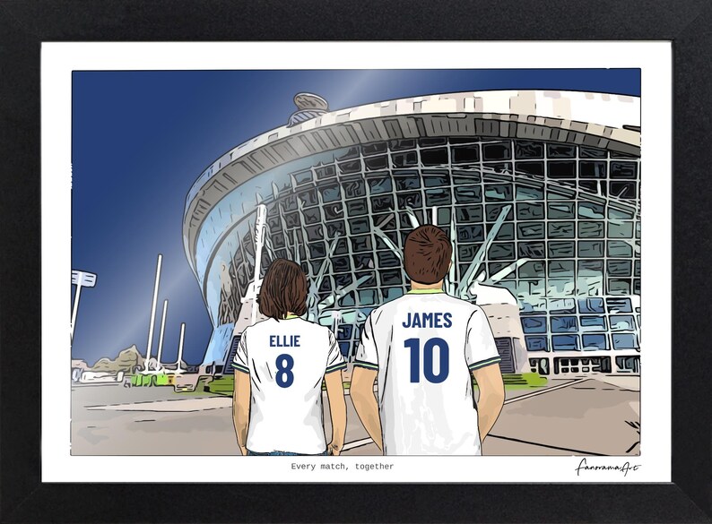 Puede incluir: Una ilustraci&oacute;n digital enmarcada que muestra a dos personas de espaldas, vistiendo camisetas blancas con los nombres Ellie y James y los n&uacute;meros 8 y 10, frente a un gran estadio. El texto Every match, together est&aacute; impreso debajo.