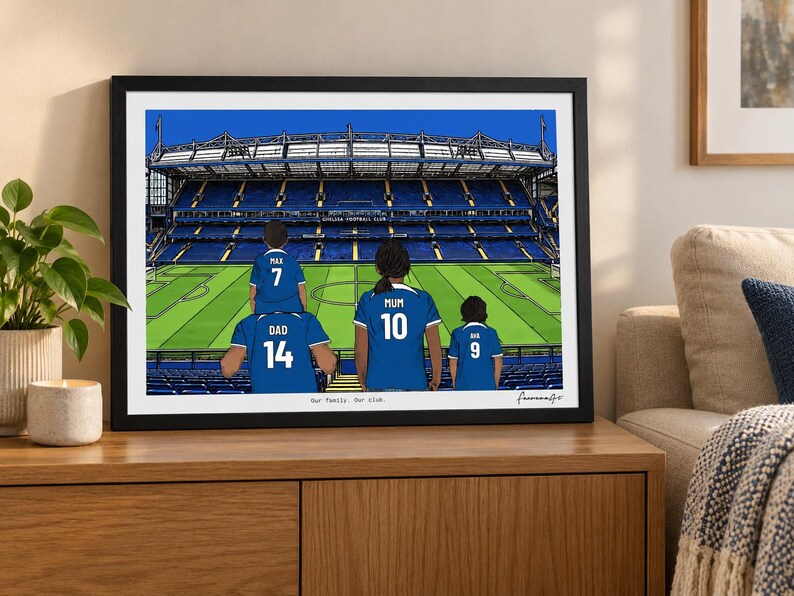 Puede incluir: Una ilustraci&oacute;n digital enmarcada de un estadio de f&uacute;tbol con cuatro figuras con camisetas azules en las gradas. Las camisetas llevan los nombres Max, Dad, Mum y Ava con los n&uacute;meros 7, 14, 10 y 9. El texto Our Family. Our club. aparece debajo.