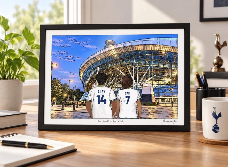 Puede incluir: Una ilustraci&oacute;n enmarcada de dos personas vistas desde atr&aacute;s con camisetas de f&uacute;tbol blancas con los nombres Alex y Sam y los n&uacute;meros 14 y 7, frente a un gran estadio de cristal al atardecer. El texto Our family. Our club. aparece abajo.